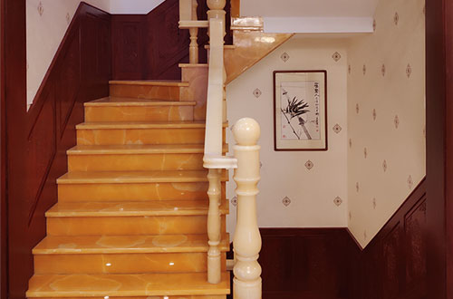 东澳镇中式别墅室内汉白玉石楼梯的定制安装装饰效果